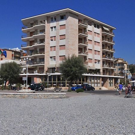 Gaiavacanze Beach Apartment Bordighera Eksteriør bilde