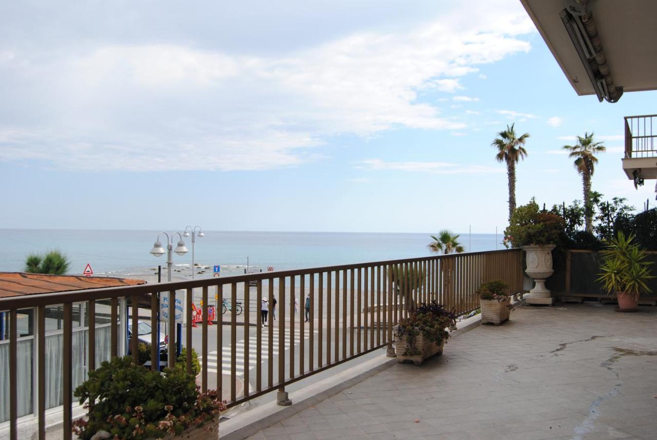 Gaiavacanze Beach Apartment Bordighera Eksteriør bilde