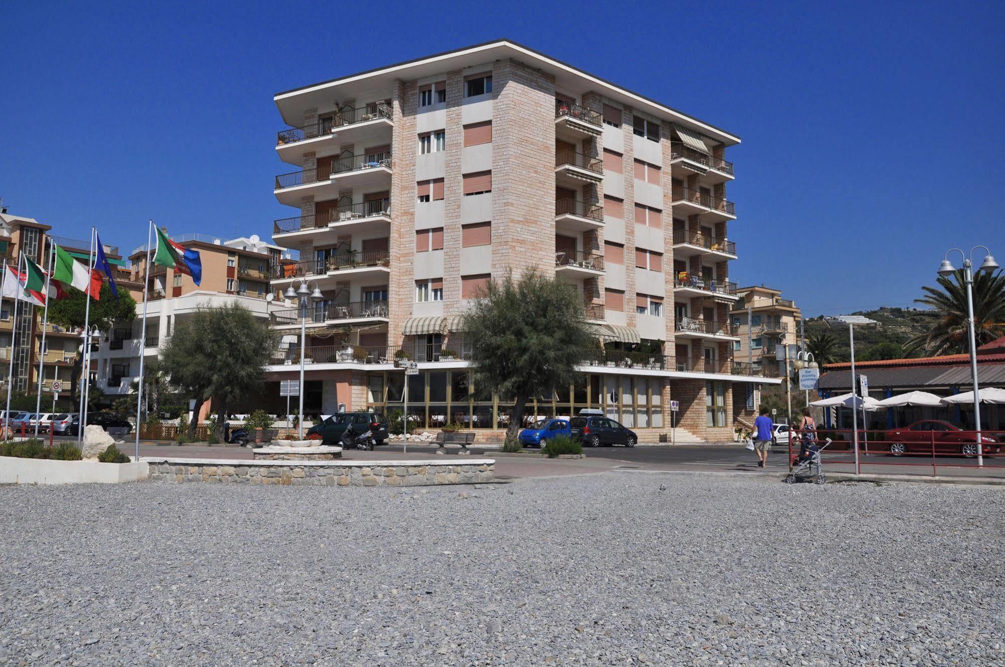 Gaiavacanze Beach Apartment Bordighera Eksteriør bilde